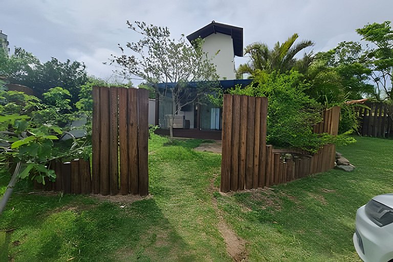 CASA 17 TOP no meio das árvores