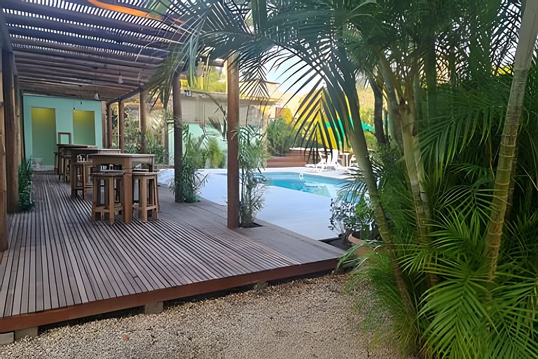 CASA 17 TOP no meio das árvores