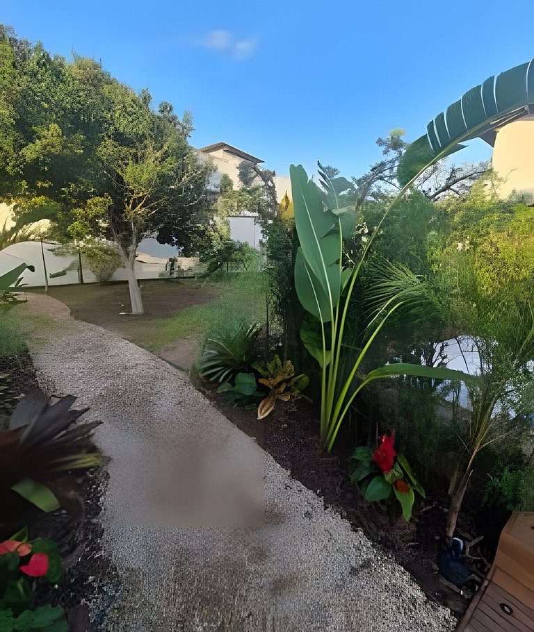 CASA 17 TOP no meio das árvores