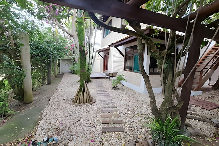 CASA 17 TOP no meio das árvores