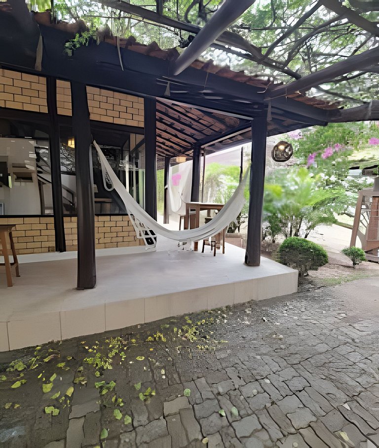 CASA 17 TOP no meio das árvores