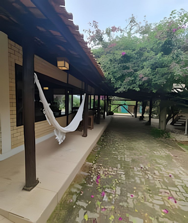 CASA 17 TOP no meio das árvores