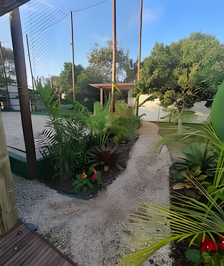 CASA 17 TOP no meio das árvores