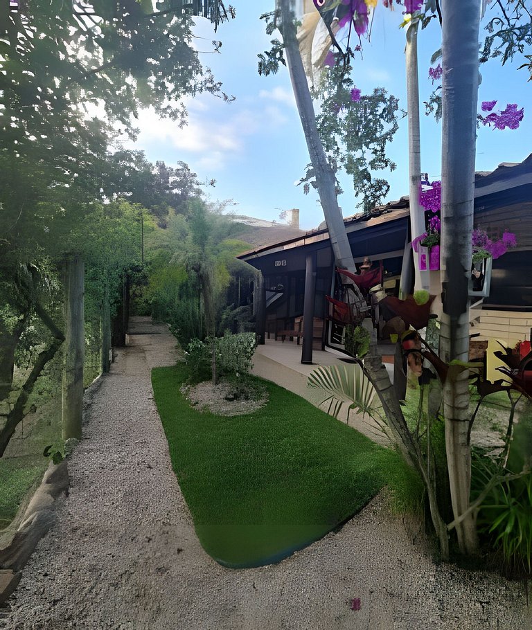 CASA 17 TOP no meio das árvores
