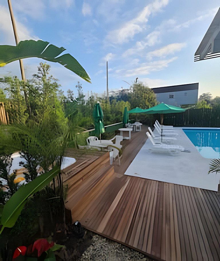 CASA 17 TOP no meio das árvores